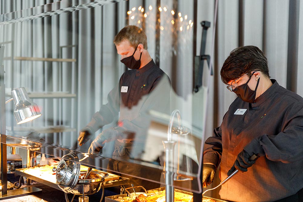 At Arthur’s Creative Events & Catering in Orlando, safe serving methods include a shielded carving station. Photo by Victoria Angela Photography and Gary Bogdon Photography