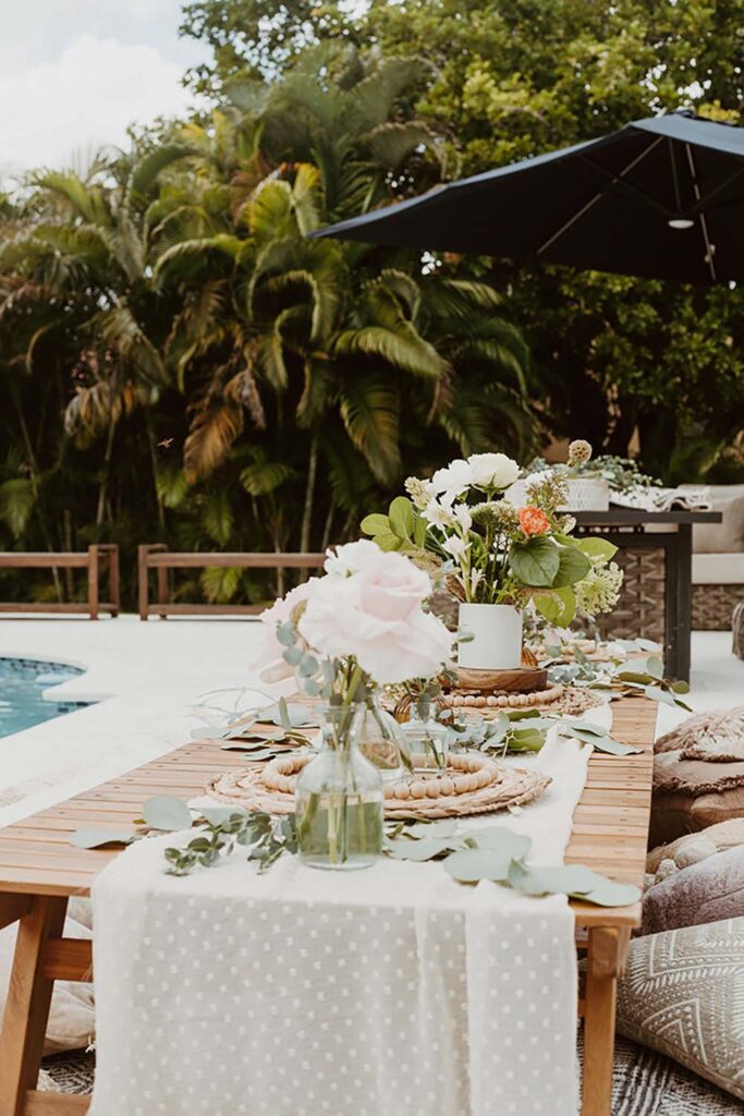 The Little Gatherings’ picnics feature the owners’ signature boho aesthetic. Photo by @florserra.photo